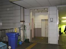 P041289745H_Sakuragicho_elevator.JPG